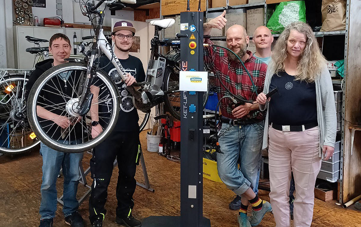 Fahrradlifter: Stiftung Antenne Bayern fördert den Fahrradservice der Tagesstätte für psychische Gesundheit in Kaufbeuren