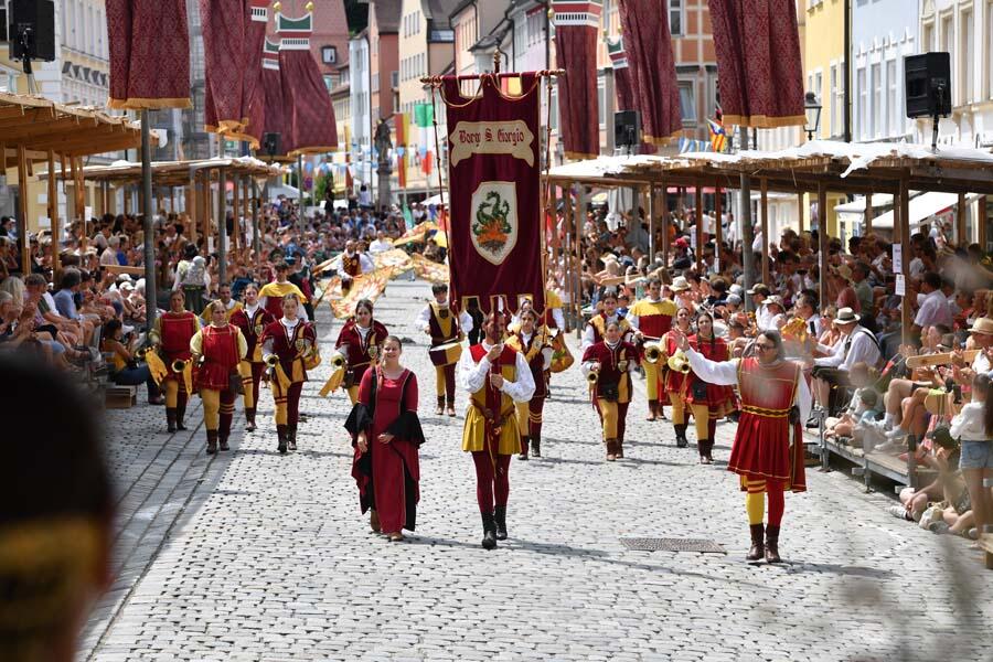 Der Festumzug am Sonntag und Montag beim Kaufbeurer Tänzelfest 2024: Ein Spektakel der Stadtgeschichte